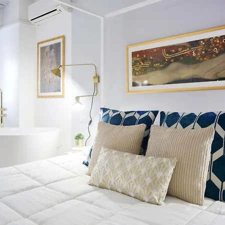 Glamorous Flat With Jacuzzi, King Size Bed And Small Balcony Perugia Exterior photo