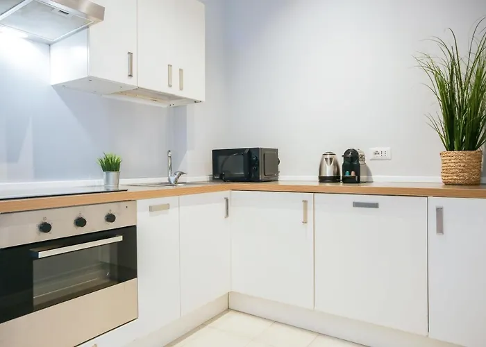 Glamorous Flat With Jacuzzi, King Size Bed And Small Balcony