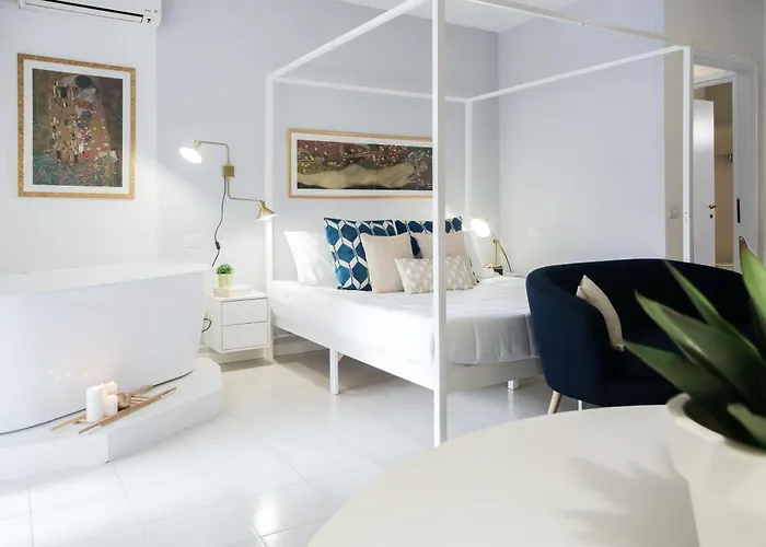 Glamorous Flat With Jacuzzi, King Size Bed And Small Balcony