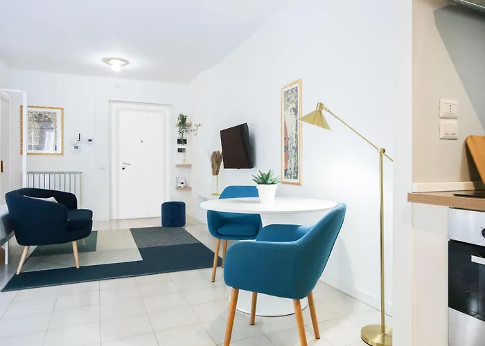 Glamorous Flat With Jacuzzi, King Size Bed And Small Balcony