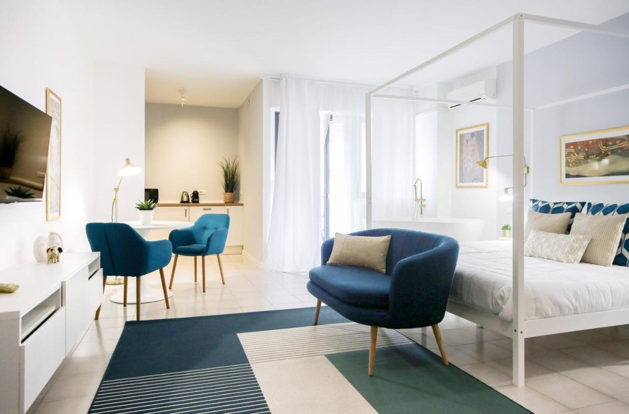 Glamorous Flat With Jacuzzi, King Size Bed And Small Balcony