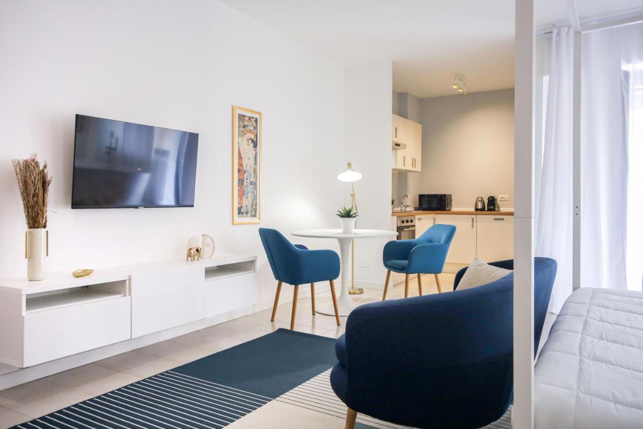 Glamorous Flat With Jacuzzi, King Size Bed And Small Balcony Apartment