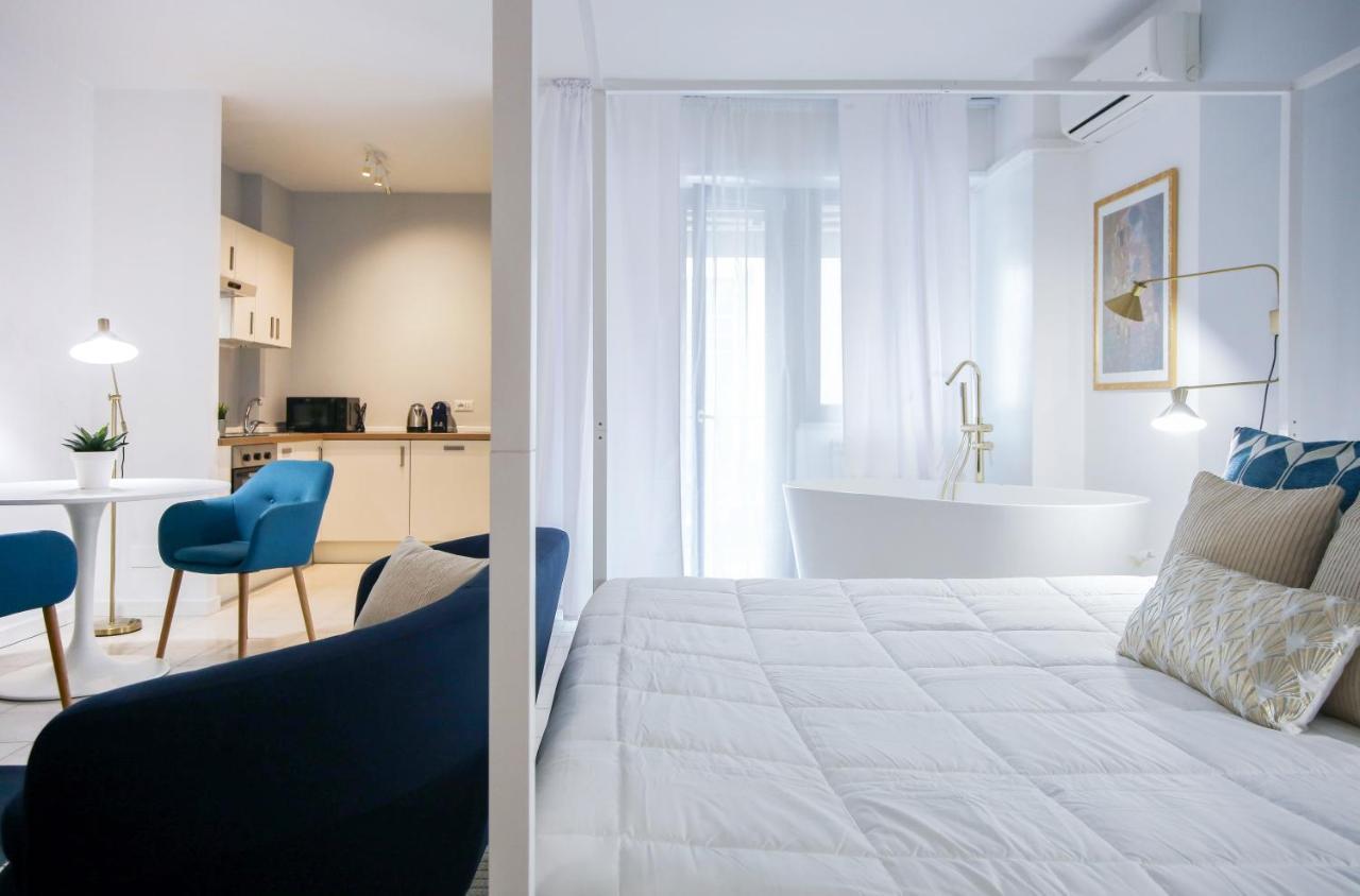 Apartment Glamorous Flat With Jacuzzi, King Size Bed And Small Balcony