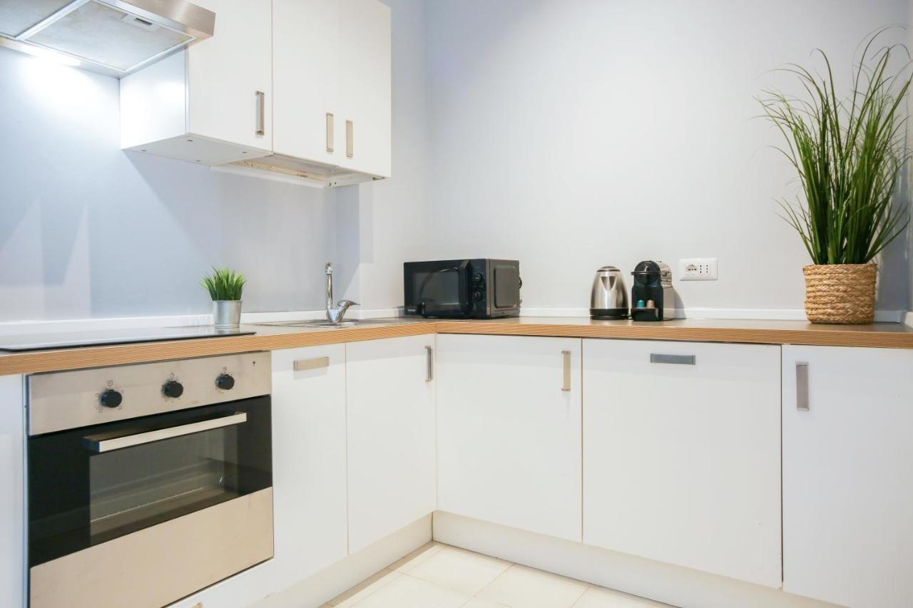 Glamorous Flat With Jacuzzi, King Size Bed And Small Balcony Apartment *
