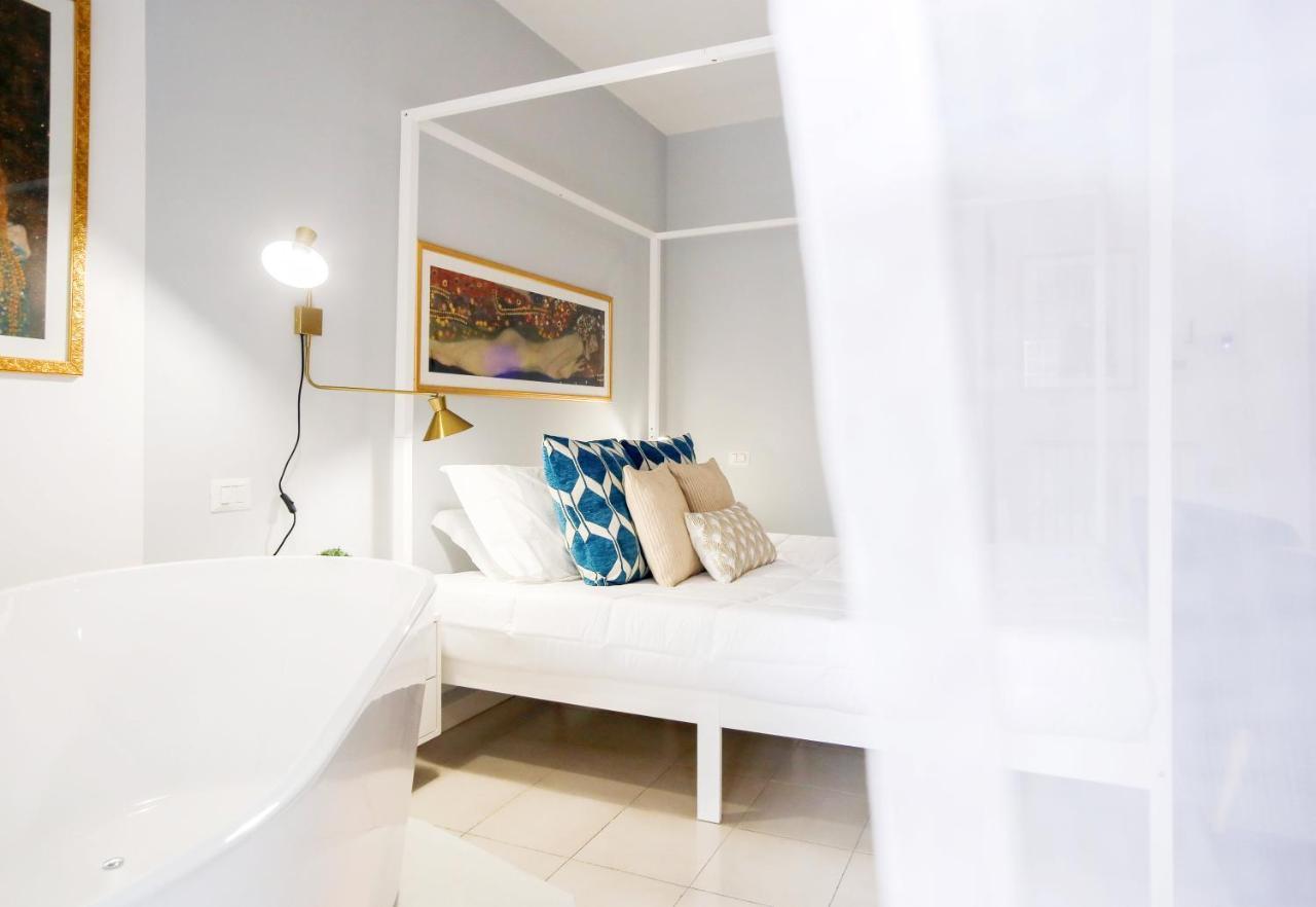 Apartment Glamorous Flat With Jacuzzi, King Size Bed And Small Balcony *