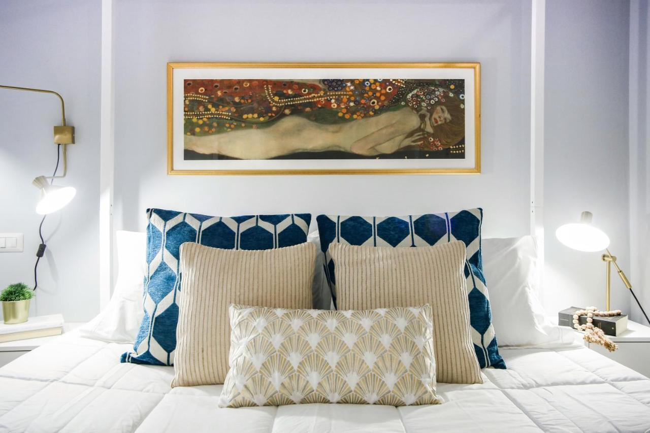 Glamorous Flat With Jacuzzi, King Size Bed And Small Balcony *