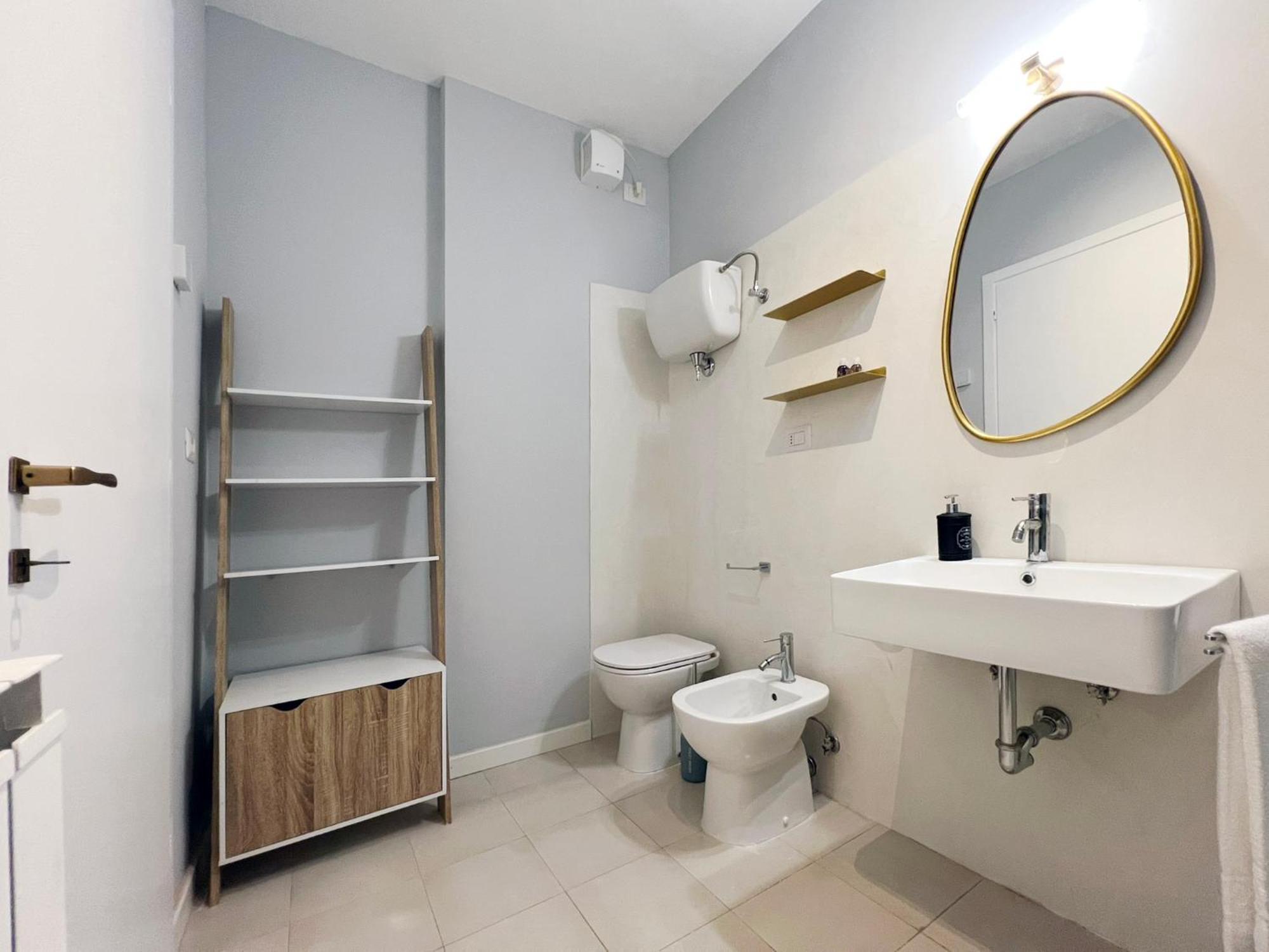 Glamorous Flat With Jacuzzi, King Size Bed And Small Balcony Apartment *
