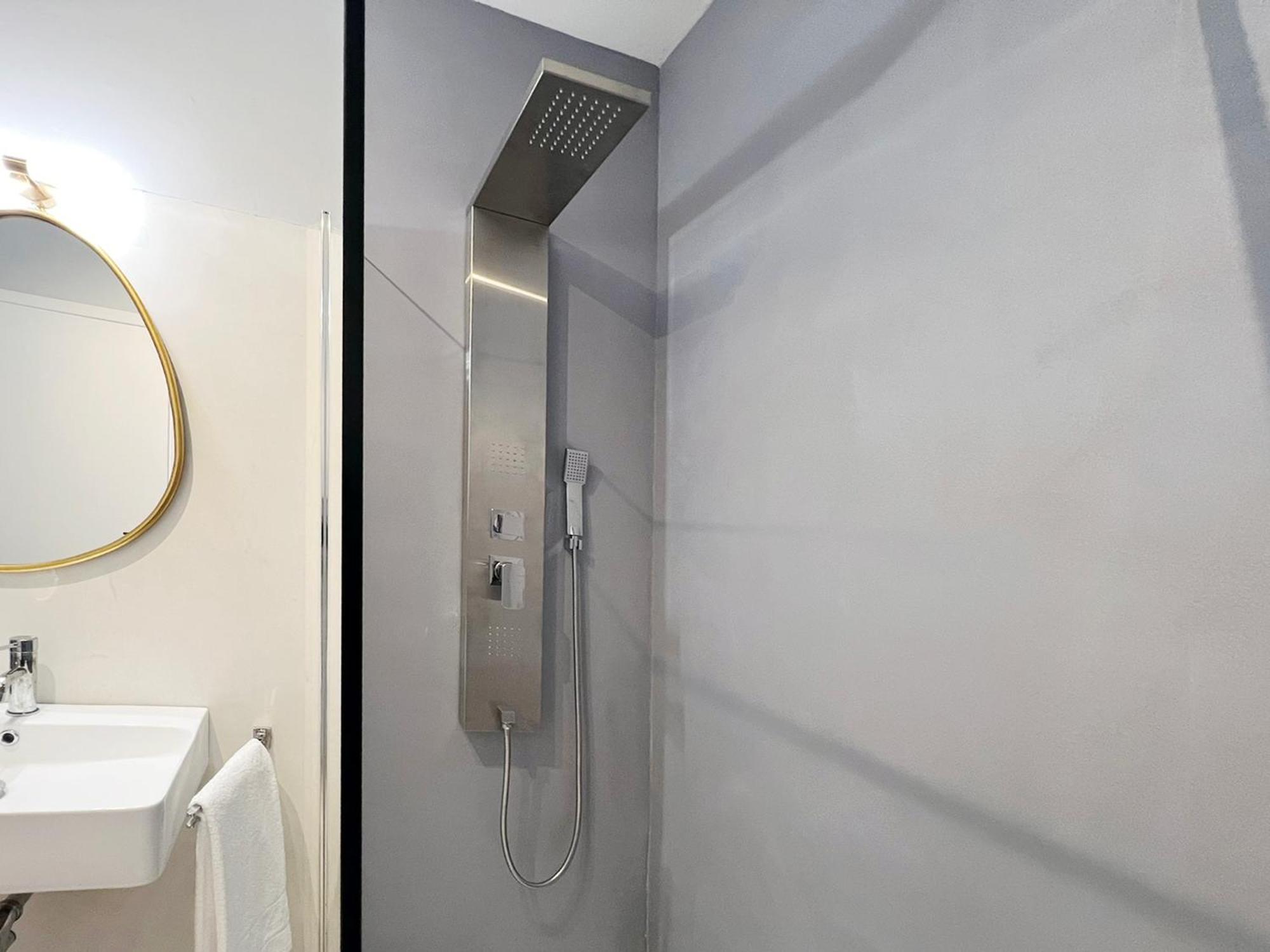 Glamorous Flat With Jacuzzi, King Size Bed And Small Balcony Apartment
