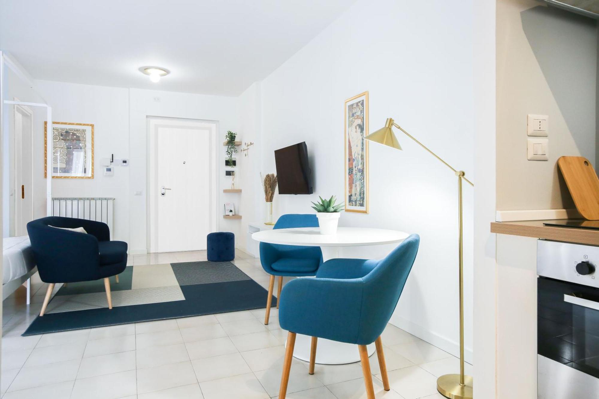 Apartment Glamorous Flat With Jacuzzi, King Size Bed And Small Balcony *