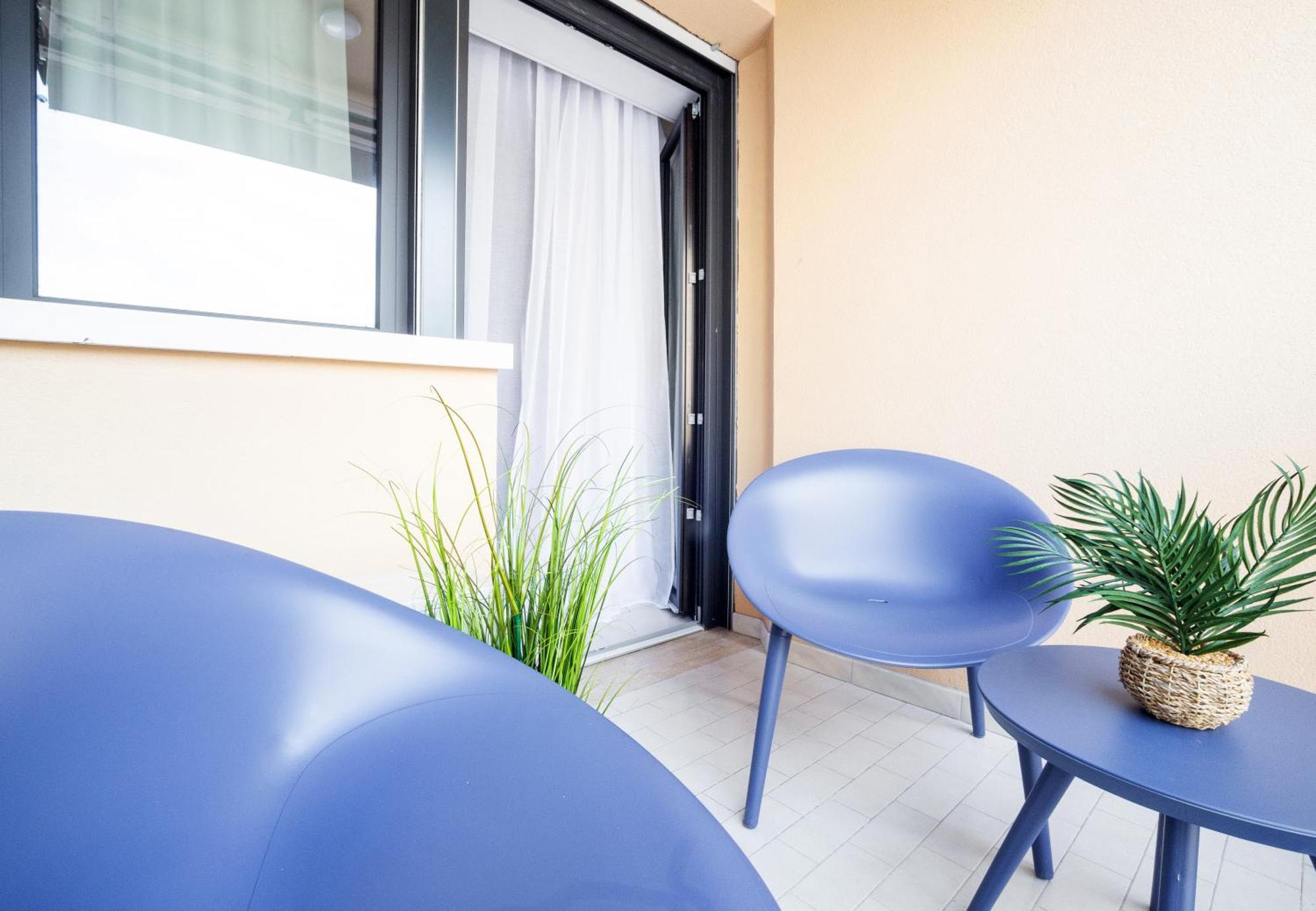 Apartment Glamorous Flat With Jacuzzi, King Size Bed And Small Balcony *